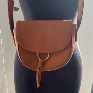 Elegant Tan Leather Crossbody Bag